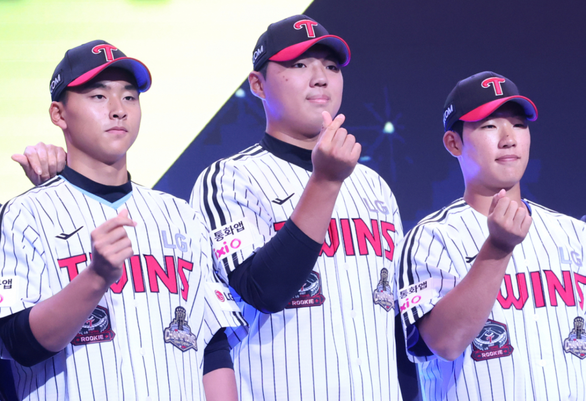 '2027 KBO 신인 드래프트'가 21일 서울 송파구 롯데호텔 월드 크리스탈볼룸에서 열렸다.  윤예성(인창고)을 비롯해 LG에 지명된 선수들이 기념촬영을 하고 있다. 왼쪽부터 휘문고 임호윤, 인창고 윤예성, 연세대 김동주. /사진=김진경 대기자