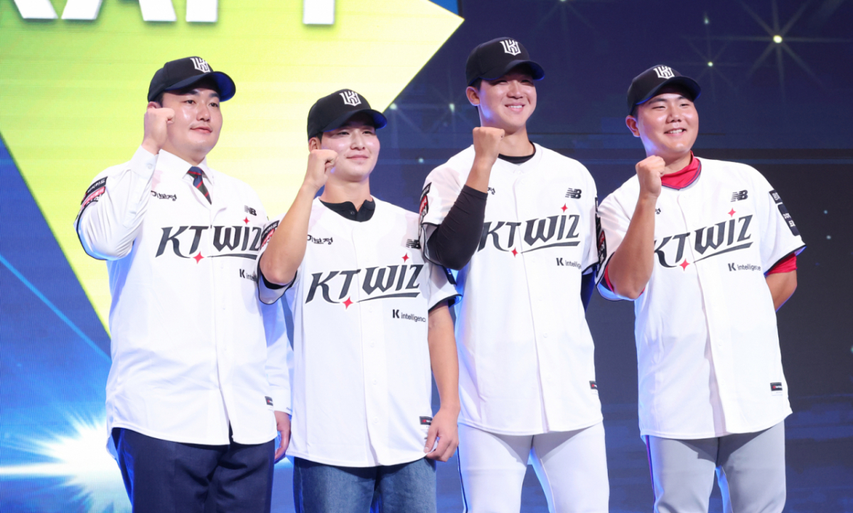 '2027 KBO 신인 드래프트'가 21일 서울 송파구 롯데호텔 월드 크리스탈볼룸에서 열렸다. 왼쪽부터 최지만, 김동영, 이승원, 김지율을 비롯해 KT에 지명된 선수들이 포토타임을 갖고 있다. /사진=김진경 대기자