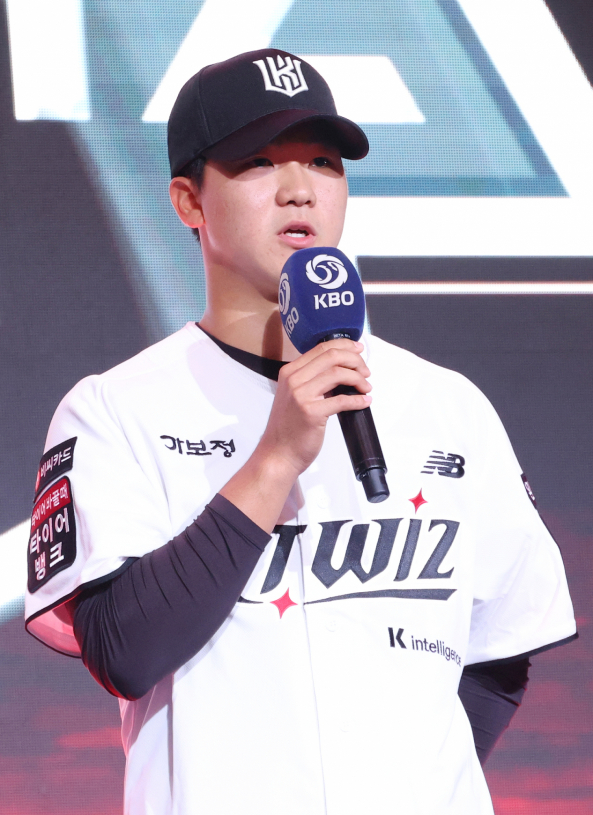 '2027 KBO 신인 드래프트'가 21일 서울 송파구 롯데호텔 월드 크리스탈볼룸에서 열렸다. 이승원(유신고)이 전체 5순위로 KT에 지명된 후 소감을 밝히고 있다 /사진=김진경 대기자