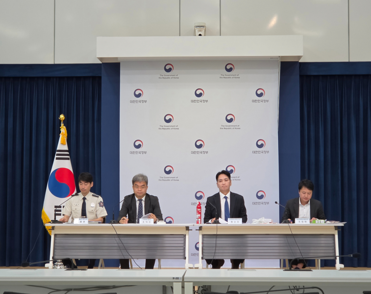 (왼쪽부터) 정홍영 소방청 예방분석제도과장, 조덕진 행안부 사회재난실장, 황순조 행안부 사회재난대응국장, 조정원 행안부 국토산업과장이 22일 정부세종청사에서 정책설명회를 열고 '노후주택 화재안전 관리 강화 대책'을 발표하고 있다. /사진=김승한 기자
