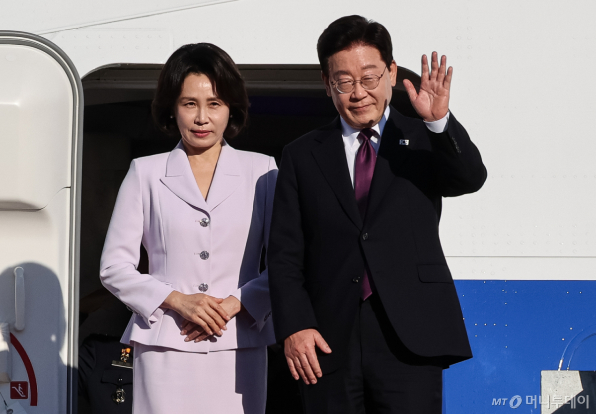 (성남=뉴스1) 허경 기자 = 이재명 대통령과 김혜경 여사가 21일 미국 뉴욕에서 열리는 유엔총회 참석을 위해 경기 성남 서울공항을 통해 출국하며 인사하고 있다. Copyright © 뉴스1. All rights reserved. 무단 전재 및 재배포, AI학습 이용 금지. /사진=(성남=뉴스1) 허경 기자