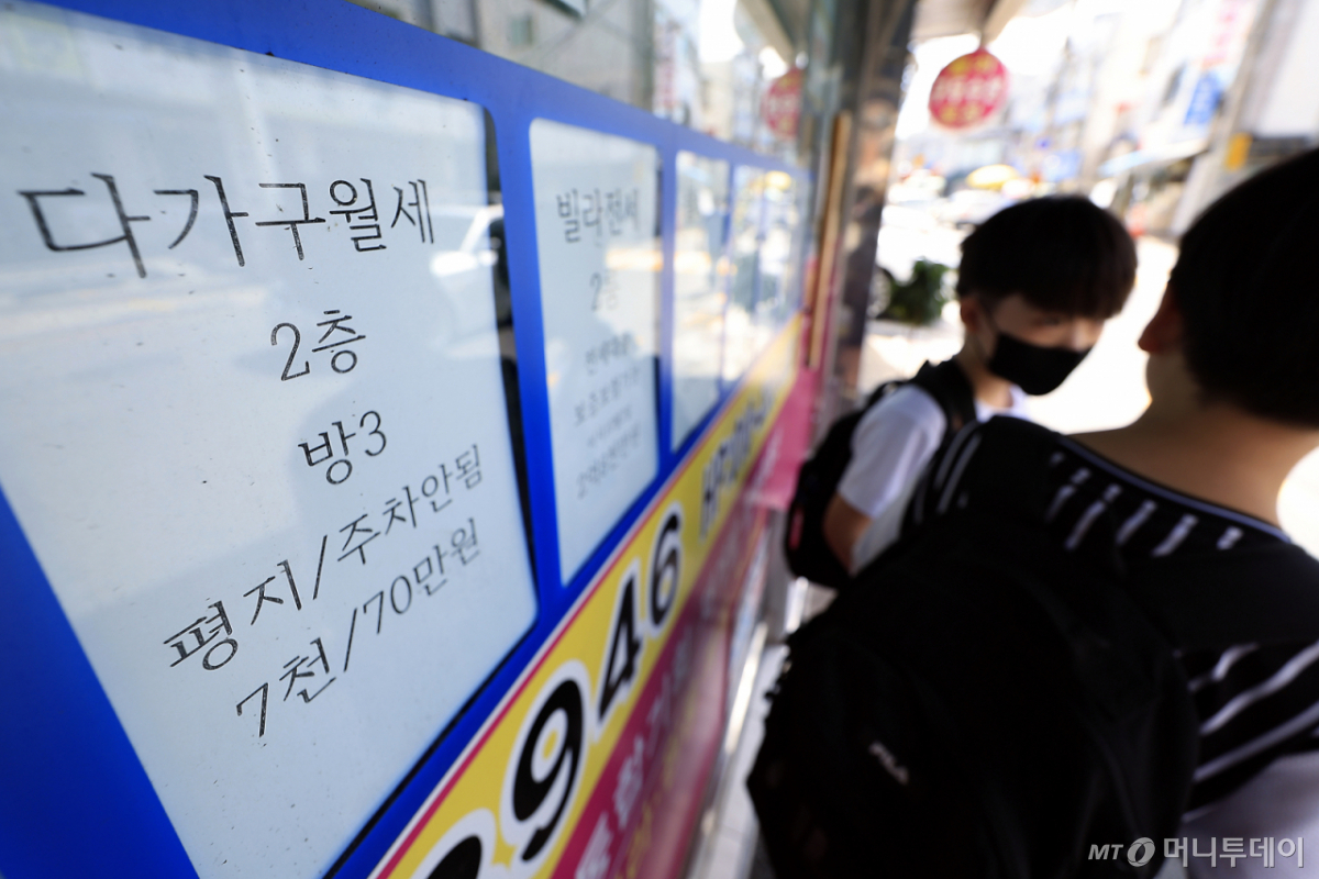 (서울=뉴스1) 박정호 기자 = 서울 아파트 평균 전세값이 7억원을 넘어서고 기준금리 인상에 따라 전세대출 금리까지 영향을 받으며 세입자들의 주거비 부담이 심화되고 있다. 국토교통부에 따르면 올해 7월 서울 아파트 1년 전세 계약은 110건으로 6개월 연속 감소했다. 사진은 9일 오후 서울시 동작구의 한 공인중개사 사무실 앞에 빌라, 주택, 아파트 등의 매물 안내문이 붙어 있는 모습. 2026.9.9/뉴스1 Copyright © 뉴스1. All rights reserved. 무단 전재 및 재배포, AI학습 이용 금지. /사진=(서울=뉴스1) 박정호 기자