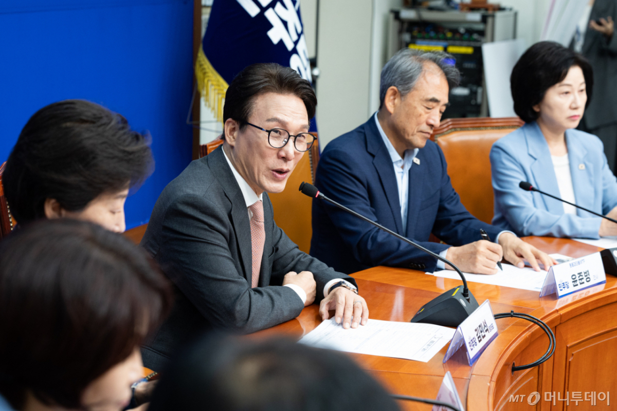 김민석 더불어민주당 대표가 22일 서울 여의도 국회에서 열린 동물과더불어 TF 출범식에서 인사말을 하고 있다. /사진=뉴스1