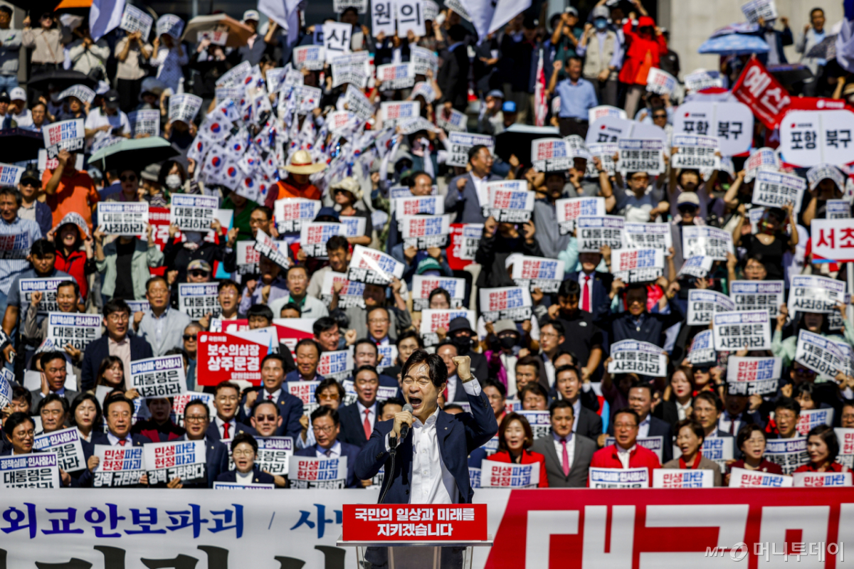 [서울=뉴시스] 정병혁 기자 = 박성훈 국민의힘 의원이 22일 서울 여의도 국회 본관 계단에서 열린 이재명 정권 실정 대국민 보고대회에서 발언하고 있다. 2026.09.22. jhope@newsis.com /사진=정병혁