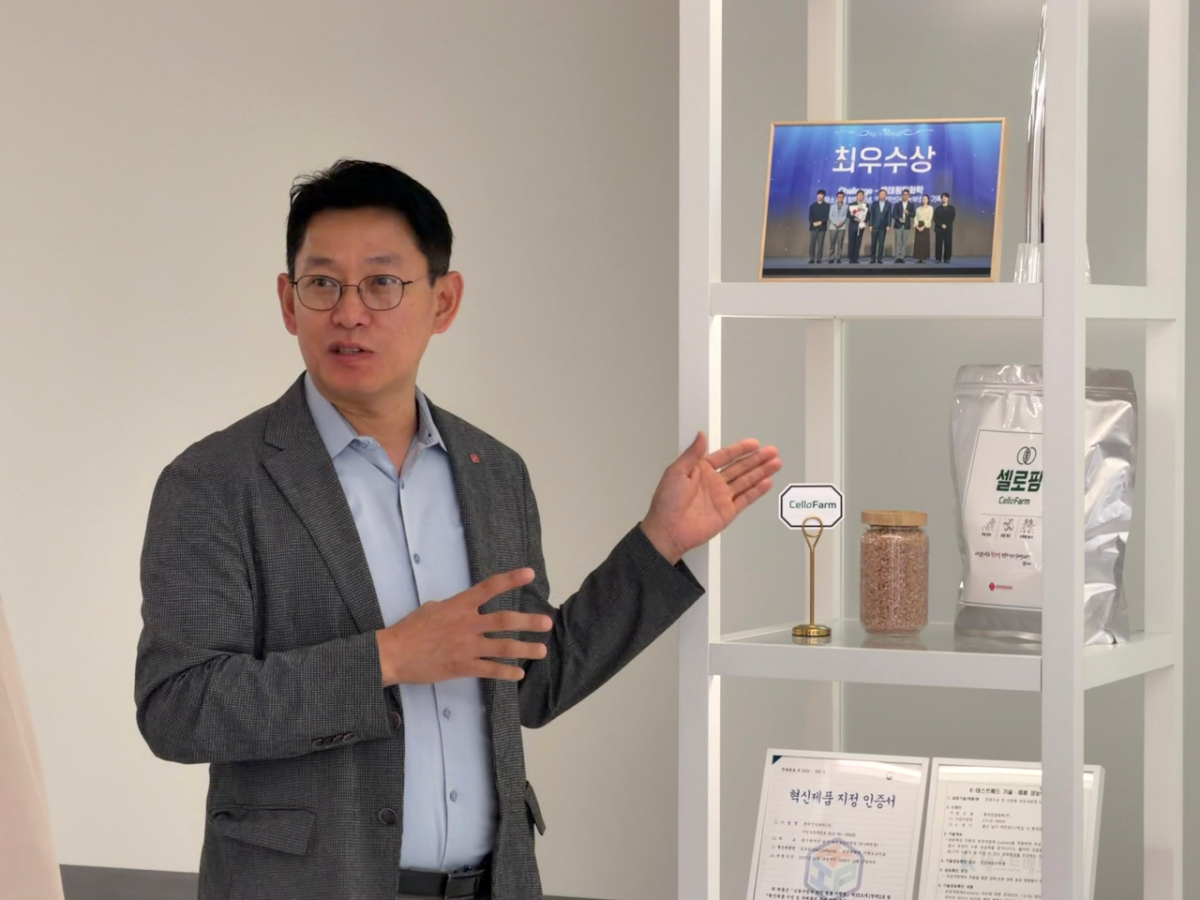 지난 17일 서울 강서구 마곡 롯데중앙연구소. 최낙운 롯데정밀화학 연구개발부문장(상무)이 셀룰로스를 활용한 농업용 보습제 '셀로팜'에 대해 설명하고 있는 모습./사진제공=롯데정밀회학