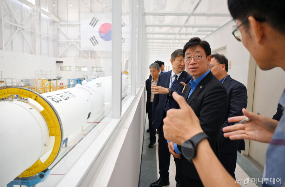 오태석 우주항공청장이 2026년 9월21일 전남광주통합특별시 고흥군에 위치한 나로우주센터 발사체조립동에서 누리호 5호기의 조립 상태와 준비사항에 대한 설명을 듣고 있다. /사진=우주항공청
