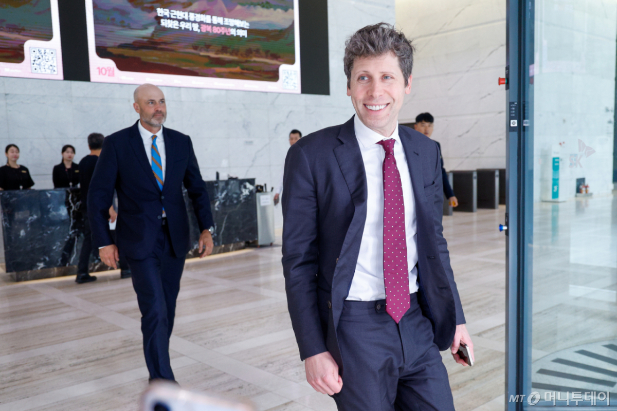 샘 올트먼(Sam Altman) 오픈 AI CEO가 지난해 10월 1일 오후 서울 종로구 SK서린빌딩에서 최태원 SK그룹 회장과 회동을 마친 뒤 차량으로 향하고 있다/사진=뉴스1 /사진=(서울=뉴스1) 안은나 기자