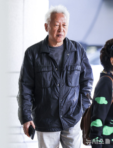 '위안부 매춘 발언' 후 명예훼손 혐의로 재판에 넘겨진 류석춘 전 연세대학교 교수가 2024년 10월24일 서울 마포구 서울서부지방법원에서 열린 항소심 선고기일에 출석하고 있다./사진=뉴시스