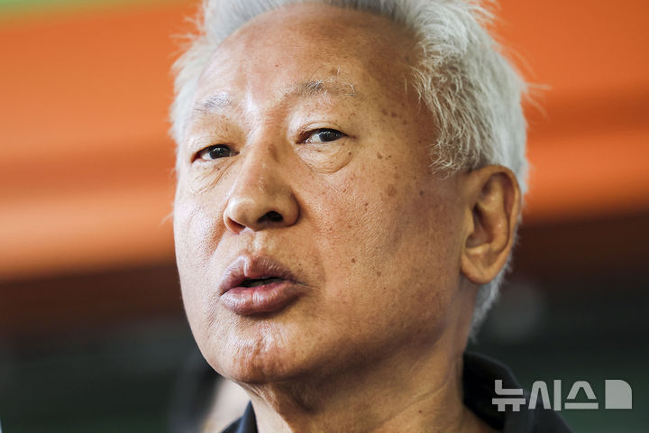 류석춘 전 연세대학교 교수가 2024년 10월24일 서울 마포구 서울서부지방법원에서 열린 항소심 선고 재판을 마친 뒤 취재진 앞에서 질문에 답하고 있다./사진=뉴시스