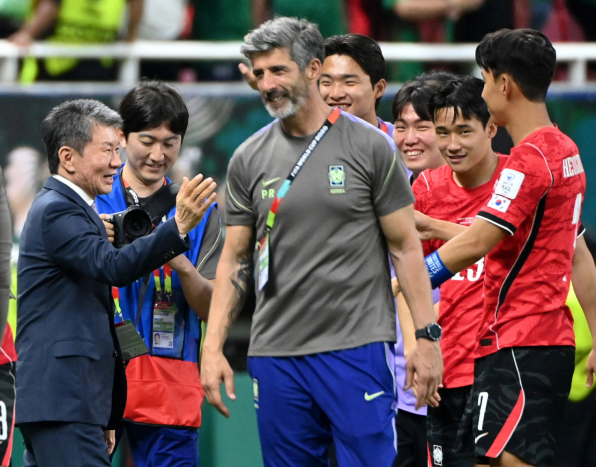 정몽규 전 대한축구협회장이 체코와 북중미월드컵 경기 후 손흥민을 비롯한 선수단과 기쁨을 나누고 있다. /사진=김진경 대기자