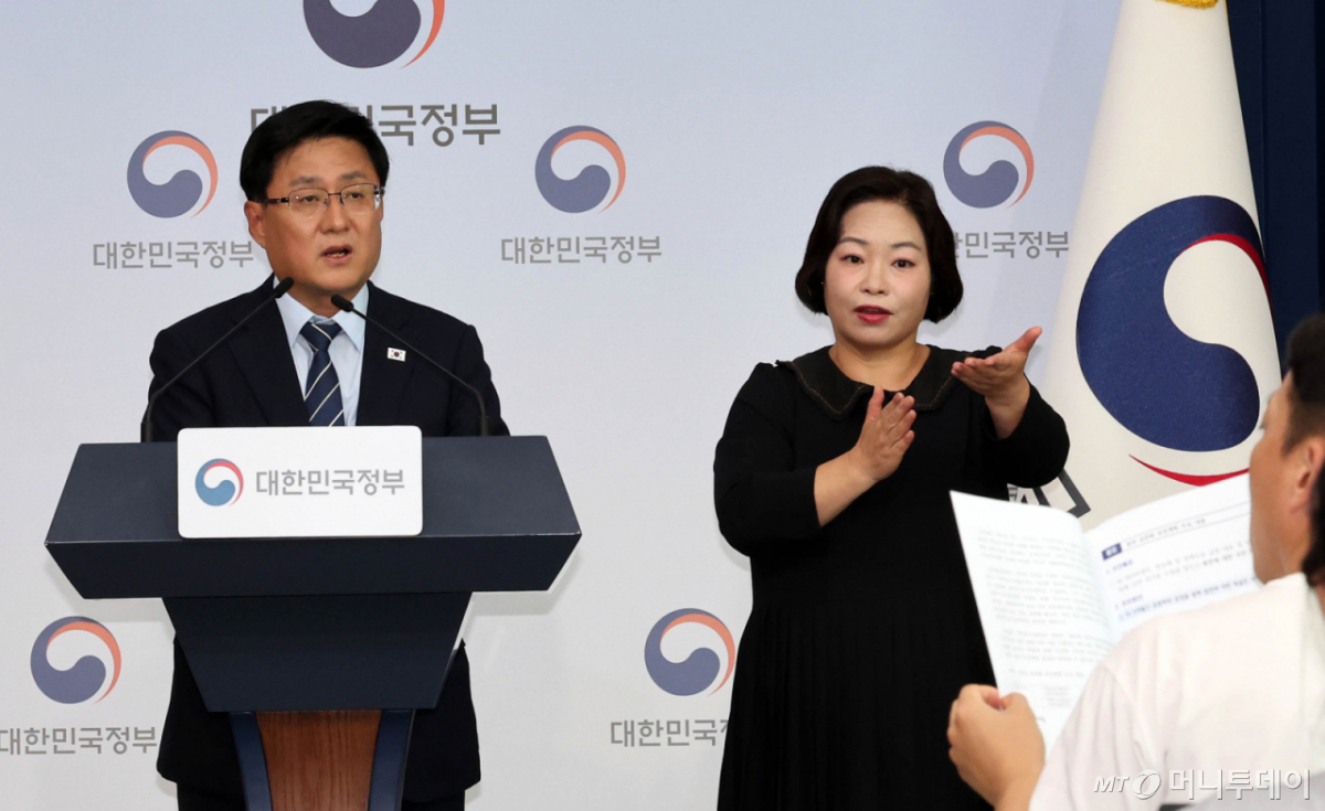(서울=뉴스1) 이종덕 기자 = 김성환 기후에너지환경부 장관이 22일 서울 종로구 정부서울청사에서 원전 공론화 추진계획을 발표하고 있다. 기후에너지환경부는 이날 '원전 공론화 추진계획'을 국무회의에 보고하고 앞으로 약 3개월간 원전 공론화를 추진한다고 밝혔다. 2026.9.22/뉴스1 Copyright © 뉴스1. All rights reserved. 무단 전재 및 재배포, AI학습 이용 금지. /사진=(서울=뉴스1) 이종덕 기자