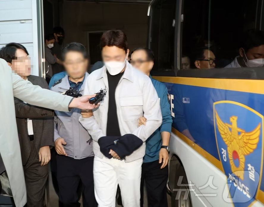 음주 상태로 마세라티를 몰다 오토바이에 타고 있던 20대 연인을 치어 사상케 하고 도주한 김씨(33)가 광주 서부경찰서에서 검찰로 송치되고 있다. 2024.10.4/사진=뉴스1