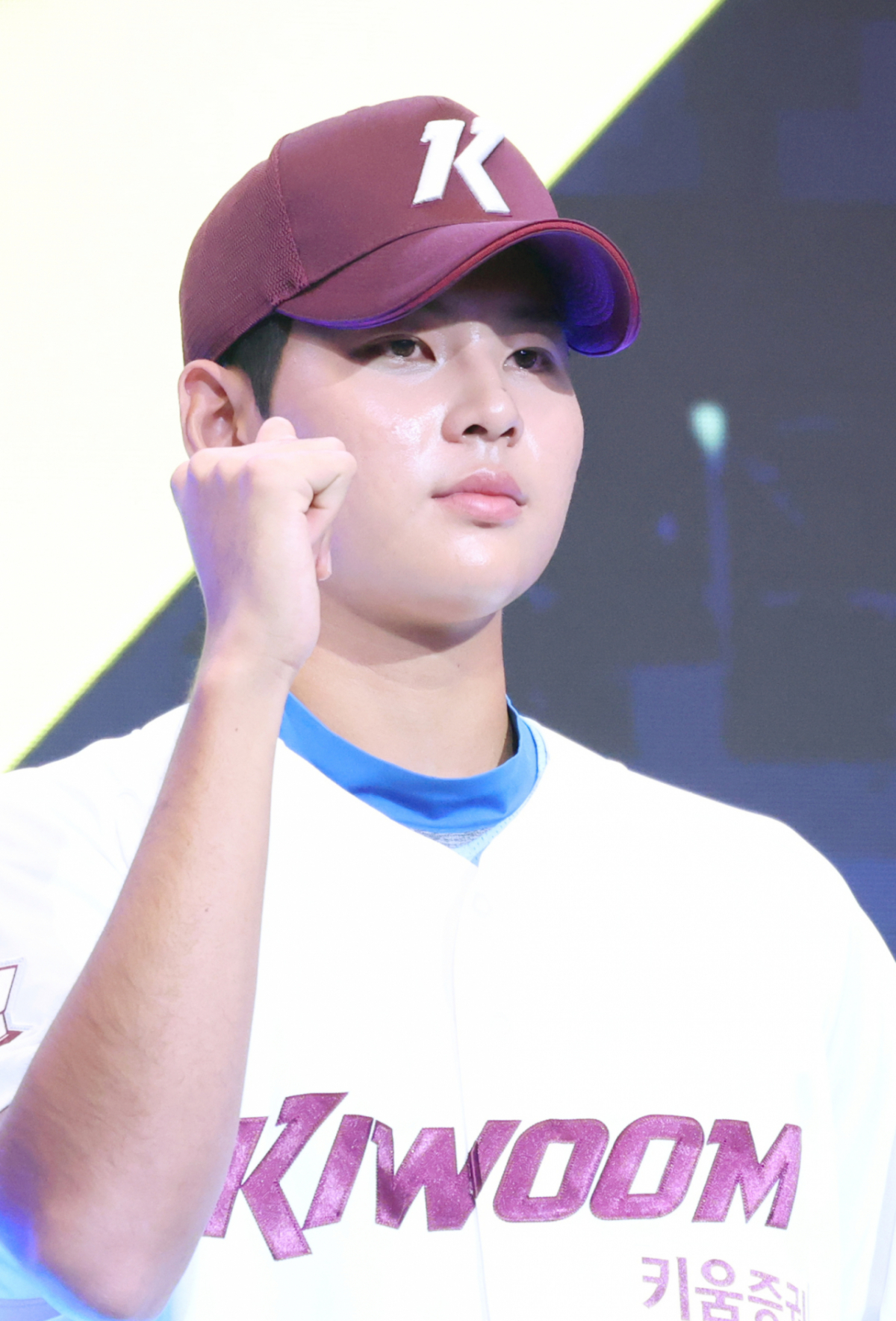 '2027 KBO 신인 드래프트'가 21일 서울 송파구 롯데호텔 월드 크리스탈볼룸에서 열렸다. 하현승(부산고)이 전체 1순위로 키움에 지명된 후 포토타임을 갖고 있다. /사진=김진경 kim.jinkyung@