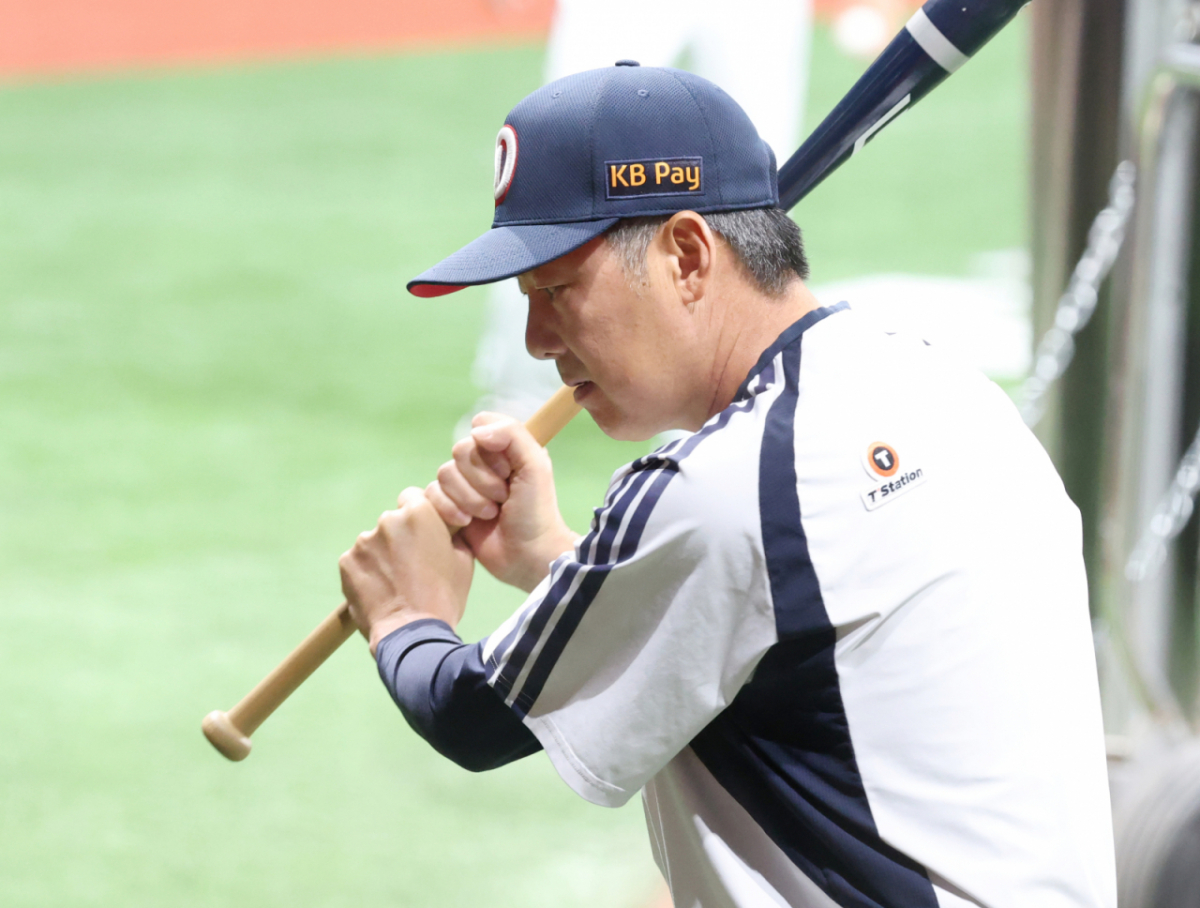2026 신한 SOL KBO리그 키움 히어로즈 대 두산 베어스 경기가 22일 서울 고척스카이돔에서 열렸다. 두산 김원형 감독이 타격 포즈를 취하며 선수단과 대화하고 있다. /사진=김진경 kim.jinkyung@