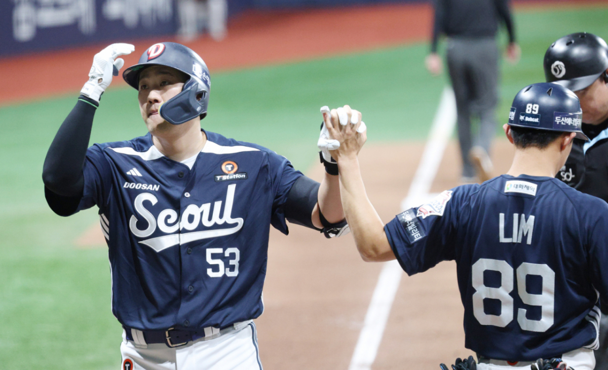 2026 신한 SOL KBO리그 키움 히어로즈 대 두산 베어스 경기가 22일 서울 고척스카이돔에서 열렸다.  두산 양석환이 8회초 무사에서 좌월 1점 홈런을 날리고 홈인하고 있다. /사진=김진경 kim.jinkyung@