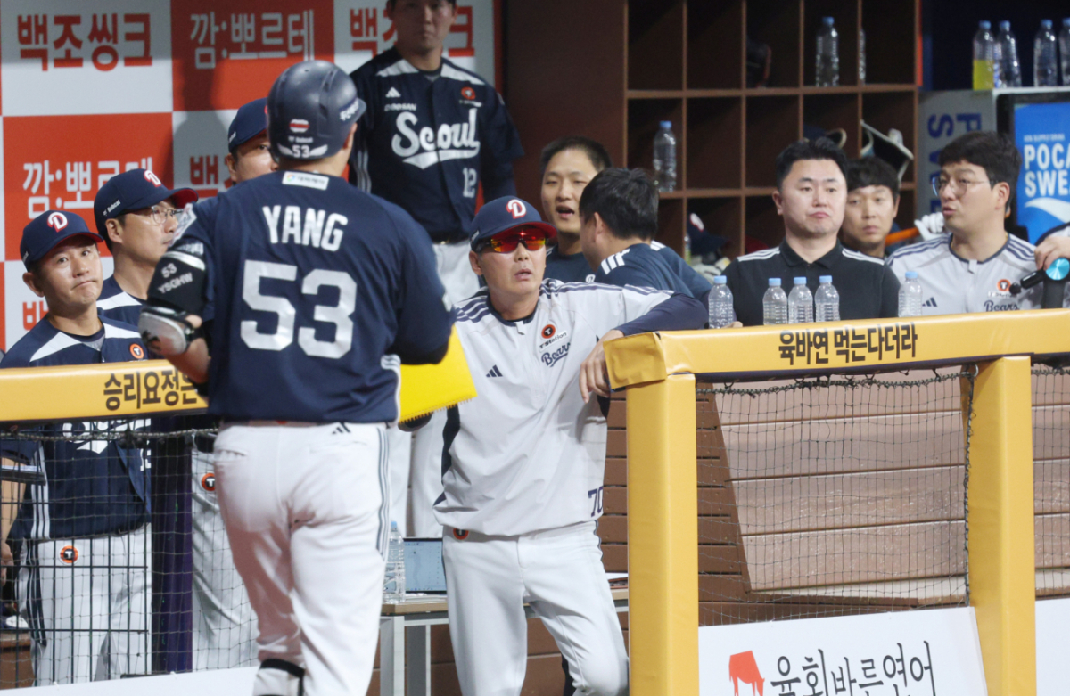 2026 신한 SOL KBO리그 키움 히어로즈 대 두산 베어스 경기가 22일 서울 고척스카이돔에서 열렸다. 두산 양석환이 8회초 무사에서 좌월 1점 홈런을 날리고 홈인한 후 김원형 감독의 환영을 받고 있다. /사진=김진경 kim.jinkyung@