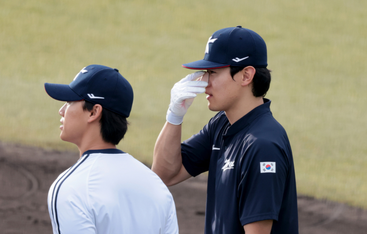 야구대표팀 김도영(오른쪽)이 21일 아이치현 오카자키 시민구장에서 열린 2026 아이치·나고야 아시안게임 야구 조별리그 대만전을 앞두고 훈련 도중 부상을 당한 코를 만져보고 있다. /사진=강영조 선임기자