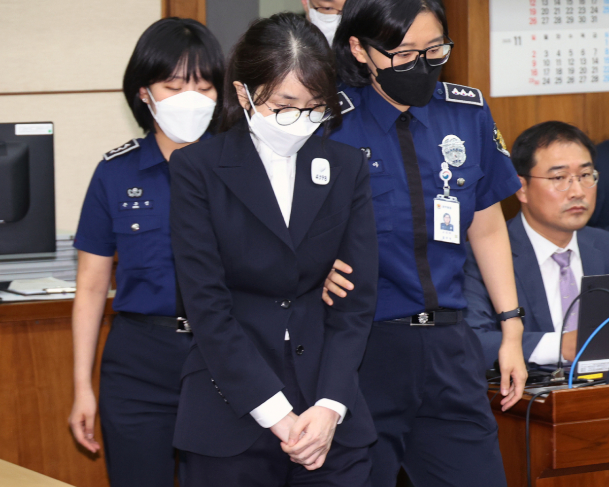 김건희 여사가 지난해 9월24일 서울 서초동 서울중앙지법에서 열린 김 여사의 특정범죄가중처벌법상 알선수재 및 자본시장법·정치자금법 위반 등 사건 첫 재판에 출석하는 모습/사진=뉴스1(사진공동취재단)