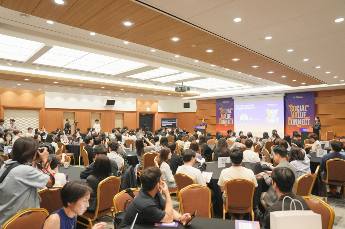 SK가 설립한 사회적가치연구원이 22일 서울 코엑스에서 열린 '2026 대한민국 사회적가치 페스타'에서 기업의 사회공헌(CSR) 활동을 데이터 기반으로 측정·평가하는 인공지능(AI) 기반 플랫폼 '씨에스브이(SEE SV)'를 최초 공개하고 있다. /사진=사회적가치연구원