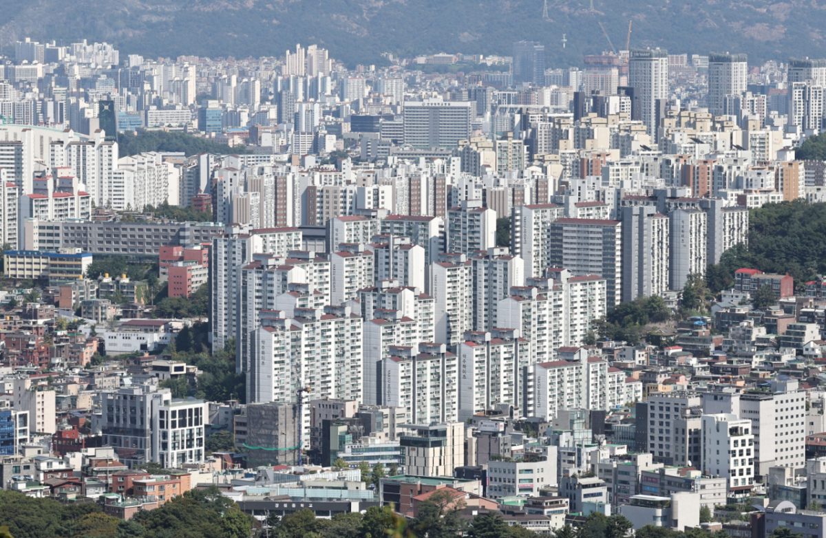 (서울=뉴스1) 이종수 기자 = 서울 아파트 전셋값 상승세가 이어지면서 성북·동대문 등 중하위권 지역에서도 전용면적 84㎡ 기준 10억원 안팎의 전세 거래와 호가가 나타나고 있다. 한국부동산원에 따르면 9월 둘째 주 기준 올해 서울 아파트 전세 누적 상승률은 7.79%를 기록했다. 사진은 20일 서울 남산 전망대에서 바라본 아파트 단지 모습. 2026.9.20/뉴스1 Copyright © 뉴스1. All rights reserved. 무단 전재 및 재배포, AI학습 이용 금지. /사진=(서울=뉴스1) 이종수 기자