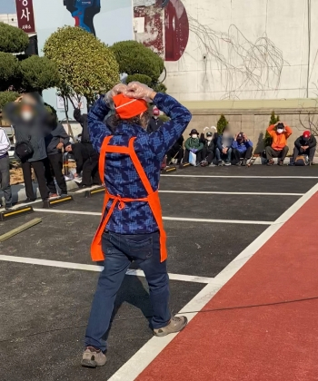 "사랑합니다. 사랑합니다" 파란 눈의 산타, 김하종 신부님은 식사 전 기다리는 노숙인들을 향해 그리 외쳤다. /사진=남형도 기자