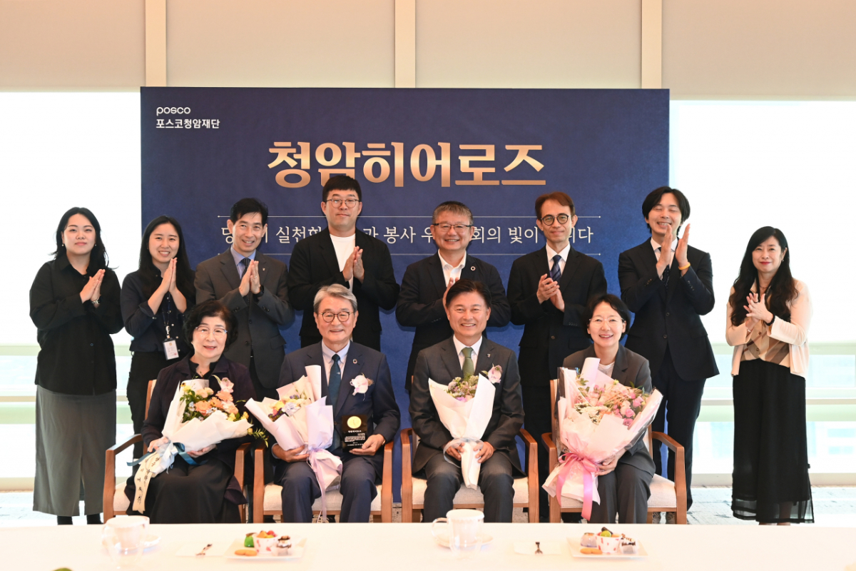 조용익 부천시장(앞줄 오른쪽 2번째)과 참석자들이 허원배 부천시지속가능발전협의회 대표회장(앞줄 왼쪽 두 번째)의 '청암히어로즈' 수상을 축하했다./사진제공=부천시