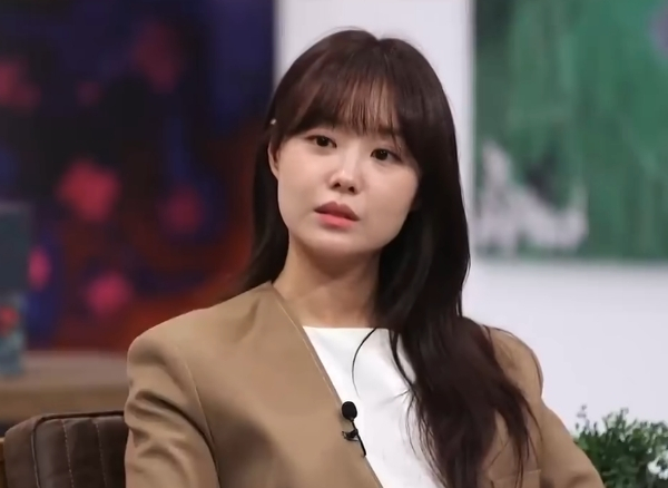 전신마비 유튜버 박위(39)가 'KTX 낙상사고' 논란 이후 한 달 가까이 침묵을 유지 중이다. 이 가운데 아내인 가수 겸 배우 송지은(36)이 신앙 방송에 계속 얼굴을 비춰 눈길을 끌고 있다. /사진=유튜브 영상 캡처