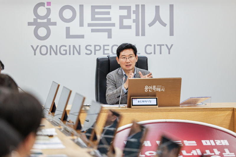 이상일 용인특례시장이 22일 시청 영상회의실에서 열린 간부회의에서 공직자들에게 적극행정과 추석 연휴 비상대응체계 점검을 주문하고 있다./사진제공=용인시