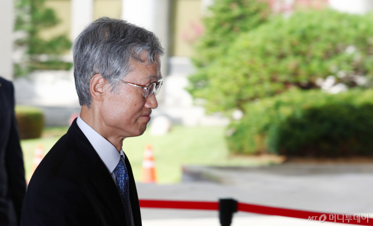 [서울=뉴시스] 전신 기자 = 조희대 대법원장이 22일 오전 서울 서초구 대법원 청사로 출근하고 있다. 2026.09.22. photo1006@newsis.com /사진=전신