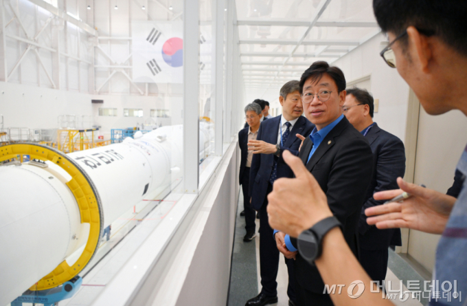 오태석 우주항공청장이 2026년 9월21일 전남광주통합특별시 고흥군에 위치한 나로우주센터 발사체조립동에서 누리호 5호기의 조립 상태와 준비사항에 대한 설명을 듣고 있다. /사진=우주항공청