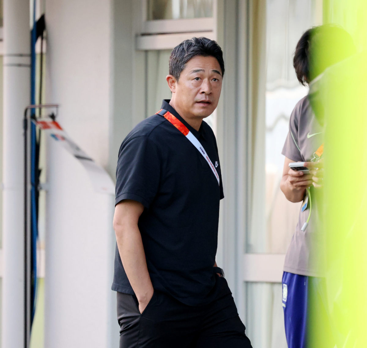이민성 감독이 22일 파로마 미즈호 럭비 스타디움에서 열리는 2026 아이치·나고야 아시안게임 축구 D조 한국과 사우디아라비아 경기를 앞두고 그라운드에서 생각에 잠겨 있다. 2026.09.22. /사진=강영조 cameratalks@