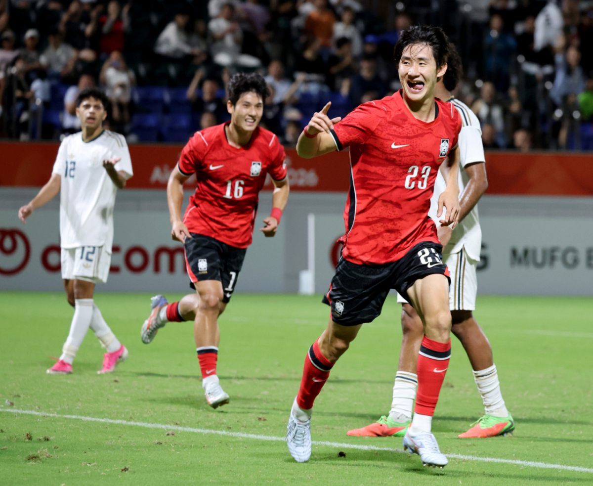 축구대표팀 신민하가 22일 파로마 미즈호 럭비 스타디움에서 열리는 2026 아이치·나고야 아시안게임 축구 D조 한국과 사우디아라비아 경기 후반 헤더를 성공시키고 있다.  2026.09.22. /사진=강영조 cameratalks@