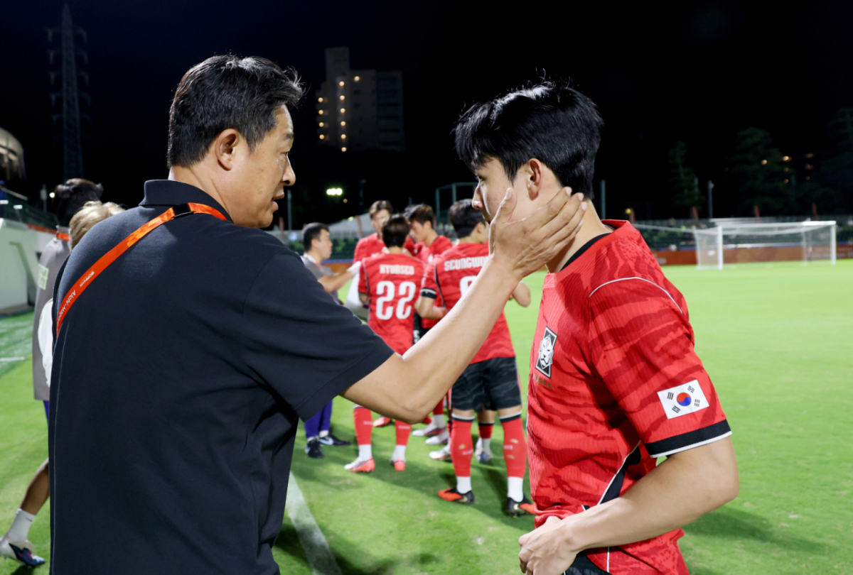 축구대표팀 이민성 감독이 22일 파로마 미즈호 럭비 스타디움에서 열리는 2026 아이치·나고야 아시안게임 축구 D조 한국과 사우디아라비아 경기를 지휘하고 있다.  2026.09.22. /사진=강영조 cameratalks@