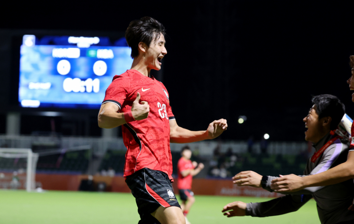축구대표팀 신민하가 22일 파로마 미즈호 럭비 스타디움에서 열리는 2026 아이치·나고야 아시안게임 축구 D조 한국과 사우디아라비아 경기 후반 헤더를 성공시키고 있다.  2026.09.22. /사진=강영조 cameratalks@