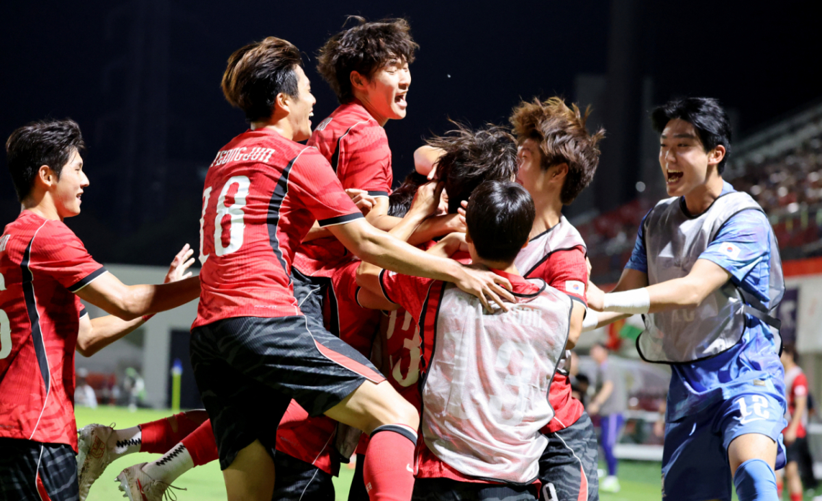 축구대표팀 신민하가 22일 파로마 미즈호 럭비 스타디움에서 열리는 2026 아이치·나고야 아시안게임 축구 D조 한국과 사우디아라비아 경기 후반 헤더를 성공시키고 있다.  2026.09.22.   축구대표팀 신민하가 22일 파로마 미즈호 럭비 스타디움에서 열리는 2026 아이치·나고야 아시안게임 축구 D조 한국과 사우디아라비아 경기 후반 헤더를 성공시킨 후 동료들과 환호하고 있다.  2026.09.22. /사진=강영조 cameratalks@