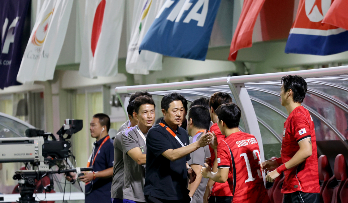 이민성 감독과 선수들이 22일 파로마 미즈호 럭비 스타디움에서 열리는 2026 아이치·나고야 아시안게임 축구 D조 한국과 사우디아라비아 경기에서 승리한 후 그라운드를 돌며 축구팬들에게 인사를 하며 마무리하고 있다./사진=강영조 cameratalks@