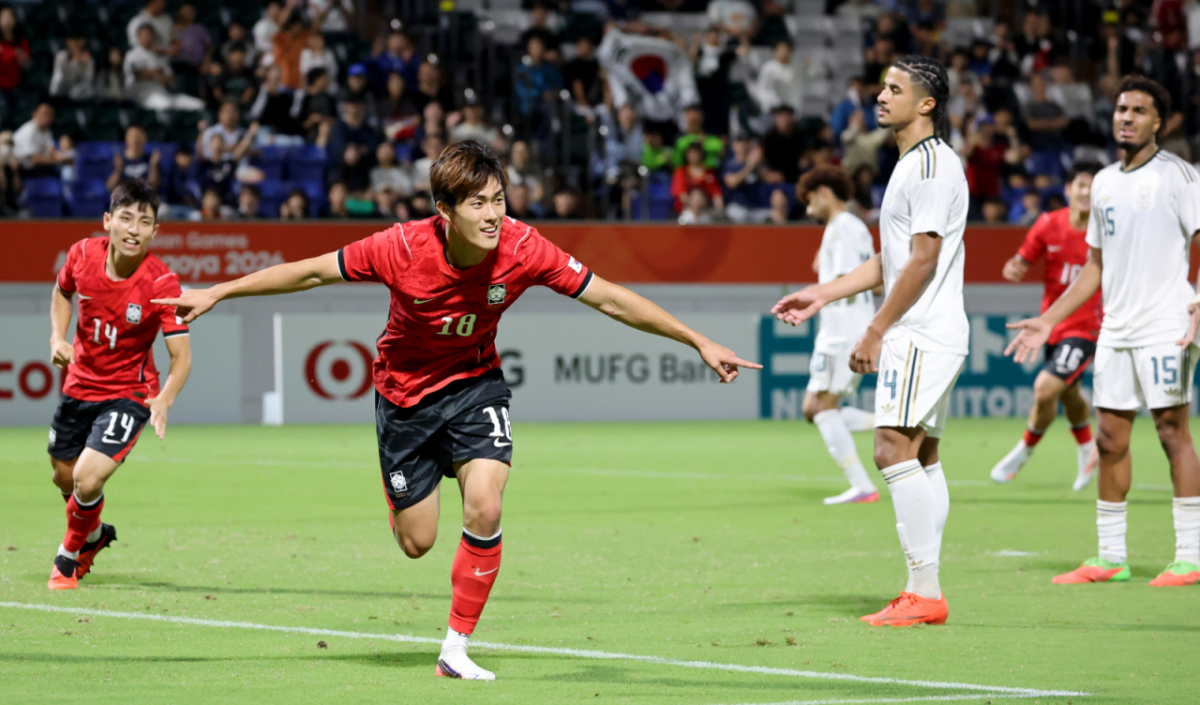 축구대표팀 김명준이 22일 파로마 미즈호 럭비 스타디움에서 열리는 2026 아이치·나고야 아시안게임 축구 D조 한국과 사우디아라비아 경기 후반 헤더를 성공시키고 있다.  한국이 2-0으로 사우디를 꺾고 8강에 진출했다. 2026.09.22. /사진=강영조 cameratalks@