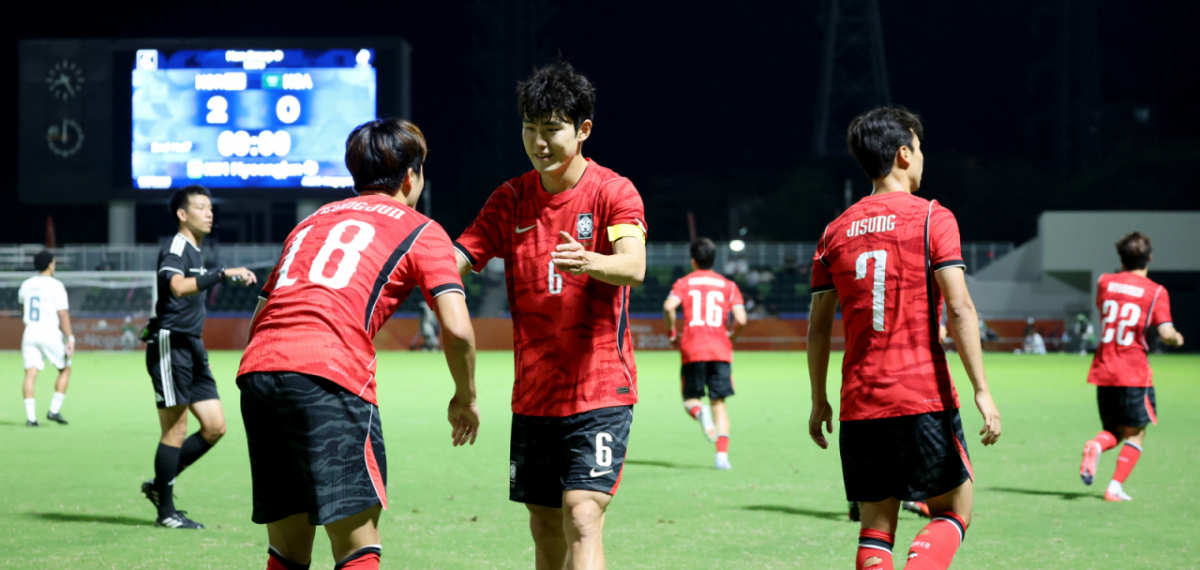 축구대표팀 김명준이 22일 파로마 미즈호 럭비 스타디움에서 열리는 2026 아이치·나고야 아시안게임 축구 D조 한국과 사우디아라비아 경기 후반 헤더를 성공시킨 후 이겨혁의 축하를 받고 있다.  한국이 2-0으로 사우디를 꺾고 8강에 진출했다. 2026.09.22. /사진=강영조 cameratalks@