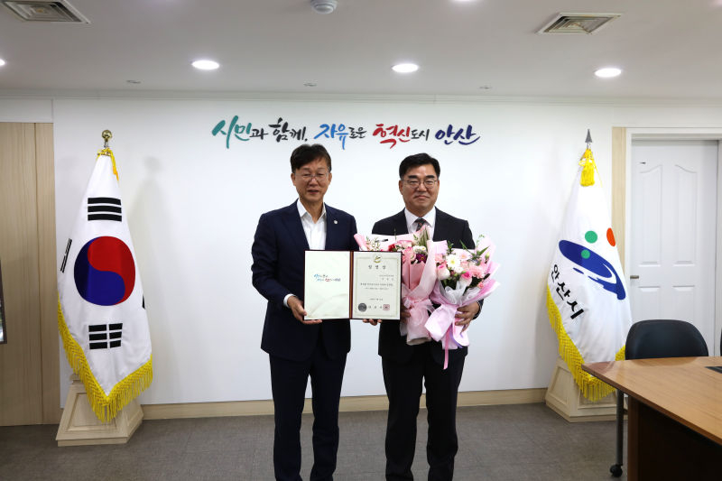 이병선 신임 안산도시공사장(오른쪽)이 이민근 안산시장으로부터 임명장을 받고 기념촬영하고 있다./사진제공=안산도시공사