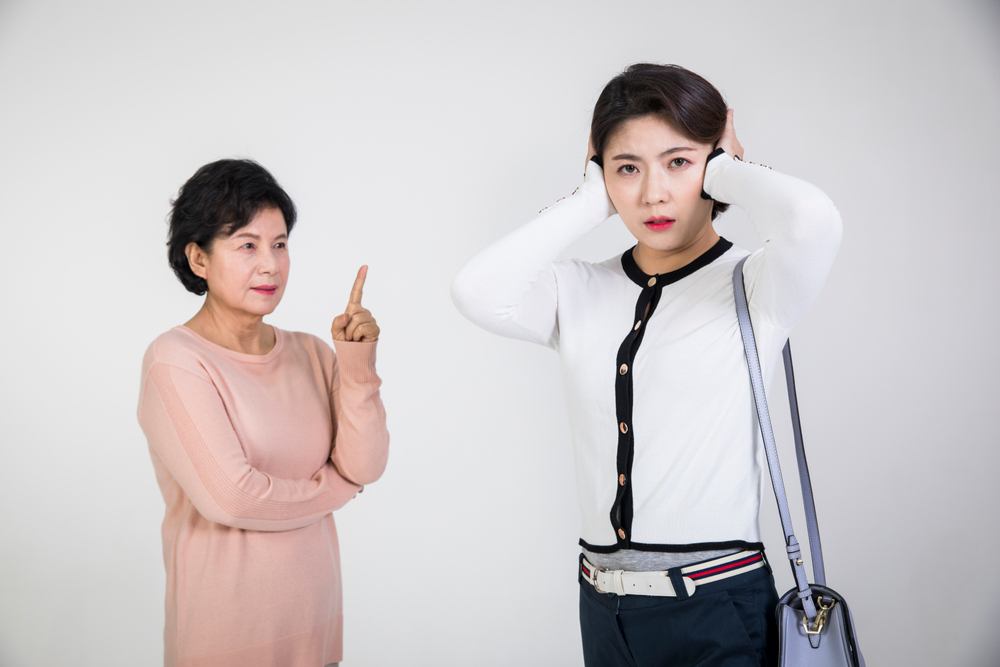 "취업·결혼 질문 제일 무섭다" 미혼남녀 10명 중 8명 명절 잔소리 스트레스에 시달리는 것으로 조사됐다./사진=클립아트코리아