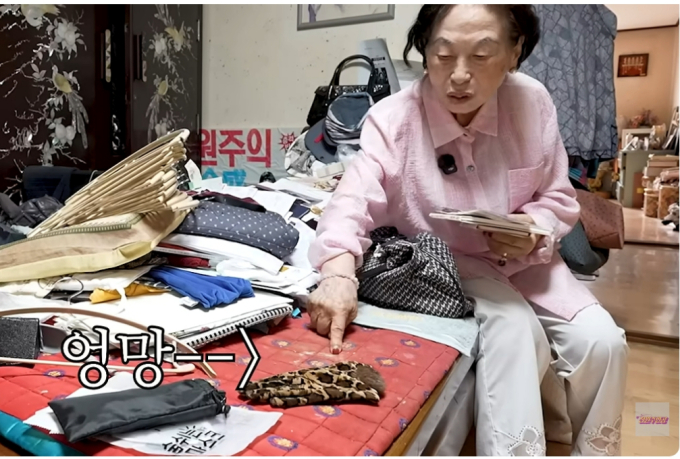 지난 7월7일, 배우 전원주의 곰팡이 핀 침대가 유튜브를 통해 공개돼 충격을 준다. 전원주가 침대 패드에 낀 누런색 곰팡이를 손가락으로 가리키고 있다. /사진=유튜브 '전원주인공' 화면 갈무리.