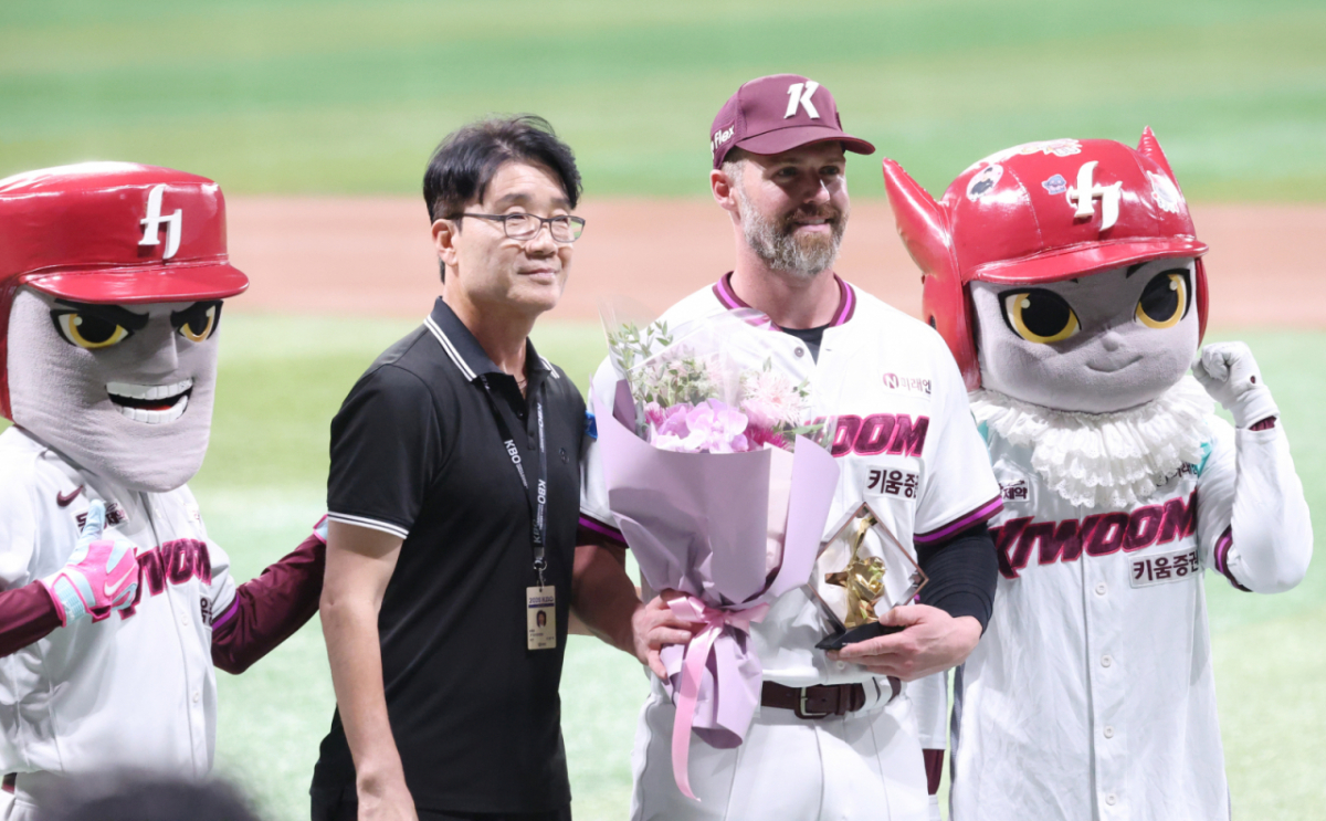 2026 신한 SOL KBO리그 키움 히어로즈 대 두산 베어스 경기가 22일 서울 고척스카이돔에서 열렸다. 키움 데이비슨이 통산 100홈런 달성 시상식에서 한용덕 경기운영위원과 포즈를 취하고 있다. /사진=김진경 kim.jinkyung@
