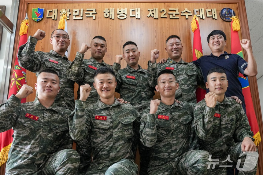 중부내륙고속도로에서 발생한 '5중 추돌 사고' 현장을 목격하고 화재 진압과 교통 통제에 나서 추가 피해를 막은 해병대 장병과 군무원들이 포상을 받는다. 사진은 포상을 받게 된 장병과 군무원./사진=뉴스1