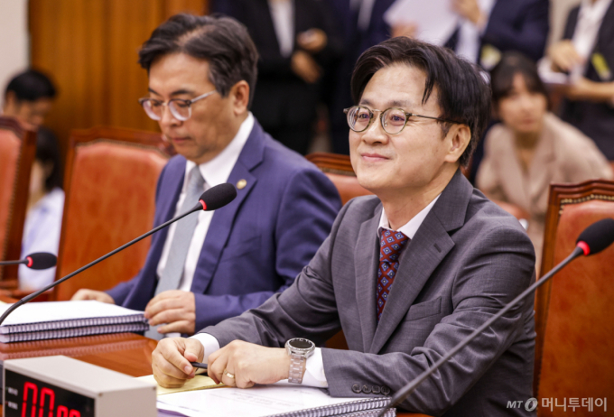 김정관 산업통상부 장관과 박정성 산업통상부 통상교섭본부장이 22일 서울 여의도 국회에서 열린 산업통상자원중소벤처기업위원회 전체회의에 참석하고 있다. /사진=뉴시스