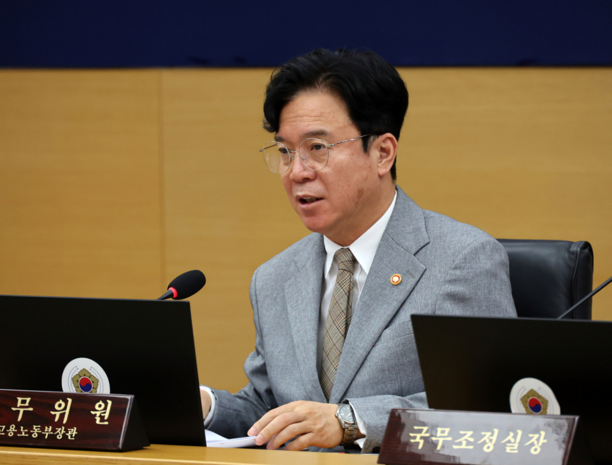 김영훈 고용노동부 장관이 22일 오전 세종시 정부세종청사에서 열린 국무회의에서 발언하고 있다. 2026.09.22. dahora83@newsis.com /사진=뉴시스