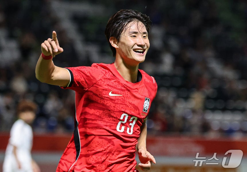 한국 23세 이하(U-23) 남자 축구 대표팀이 사우디아라비아를 꺾고 조 1위로 2026 아이치·나고야 아시안게임 8강에 올랐다. 사진은 22일 오후 일본 나고야 미즈호 파크 럭비 필드에서 열린 2026 아이치·나고야 아시안게임 남자축구 D조 예선 대한민국과 사우디아라비아의 경기에서 대한민국 신민하가 득점 후 기뻐하고 있는 모습./나고야=뉴스1