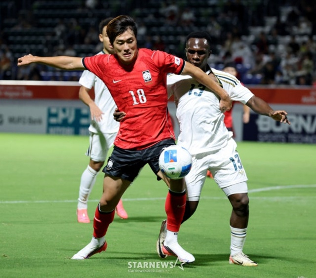축구대표팀 김명준(왼쪽)이 22일 파로마 미즈호 럭비 스타디움에서 열리는 2026 아이치·나고야 아시안게임 축구 D조 한국과 사우디아라비아 경기에서 알야미와 볼을 다투고 있다. /사진=강영조 선임기자