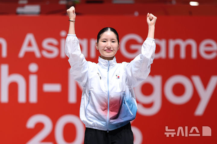 한국 펜싱 여자 에페 간판 송세라(부산광역시청)가 2026 아이치·나고야 아시안게임 한국 선수단의 6번째 금메달을 따냈다. 사진은 22일(현지시간) 일본 아이치현 도코나메시 아이치 스카이 엑스포에서 열린 2026 아이치·나고야 아시안게임 펜싱 여자 에페 개인전 시상식에서 금메달을 획득한 한국 송세라가 기뻐하고 있는 모습./도코나메(일본)=뉴시스