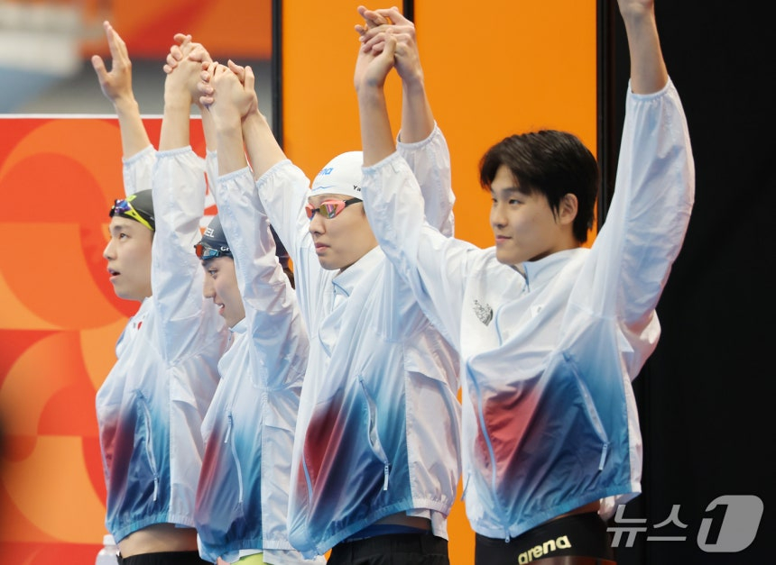 22일 일본 도쿄 아쿠아틱스 센터에서 열린 2026 아이치·나고야 아시안게임 수영 남자 400m 혼계영 결승에서 동메달을 딴 김영범, 양재훈, 최동열, 이주호가 경기 전 입장하고 있는 모습./도쿄=뉴스1
