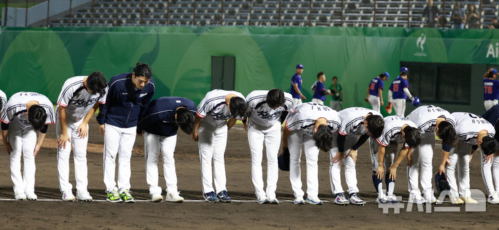 야구대표팀은 홍콩을 13-0으로 완파하고 조별리그 2연승을 기록했다. 사진은 지난 21일 오후(현지 시간) 일본 오카자키 종합중앙공원 야구장에서 열린 2026 아이치·나고야 아시안게임 야구 조별리그 한국과 대만의 경기에서 5-0 승리를 거둔 한국 선수들이 관중석을 향해 인사를 하고 있는 모습./오카자키(일본)=뉴시스